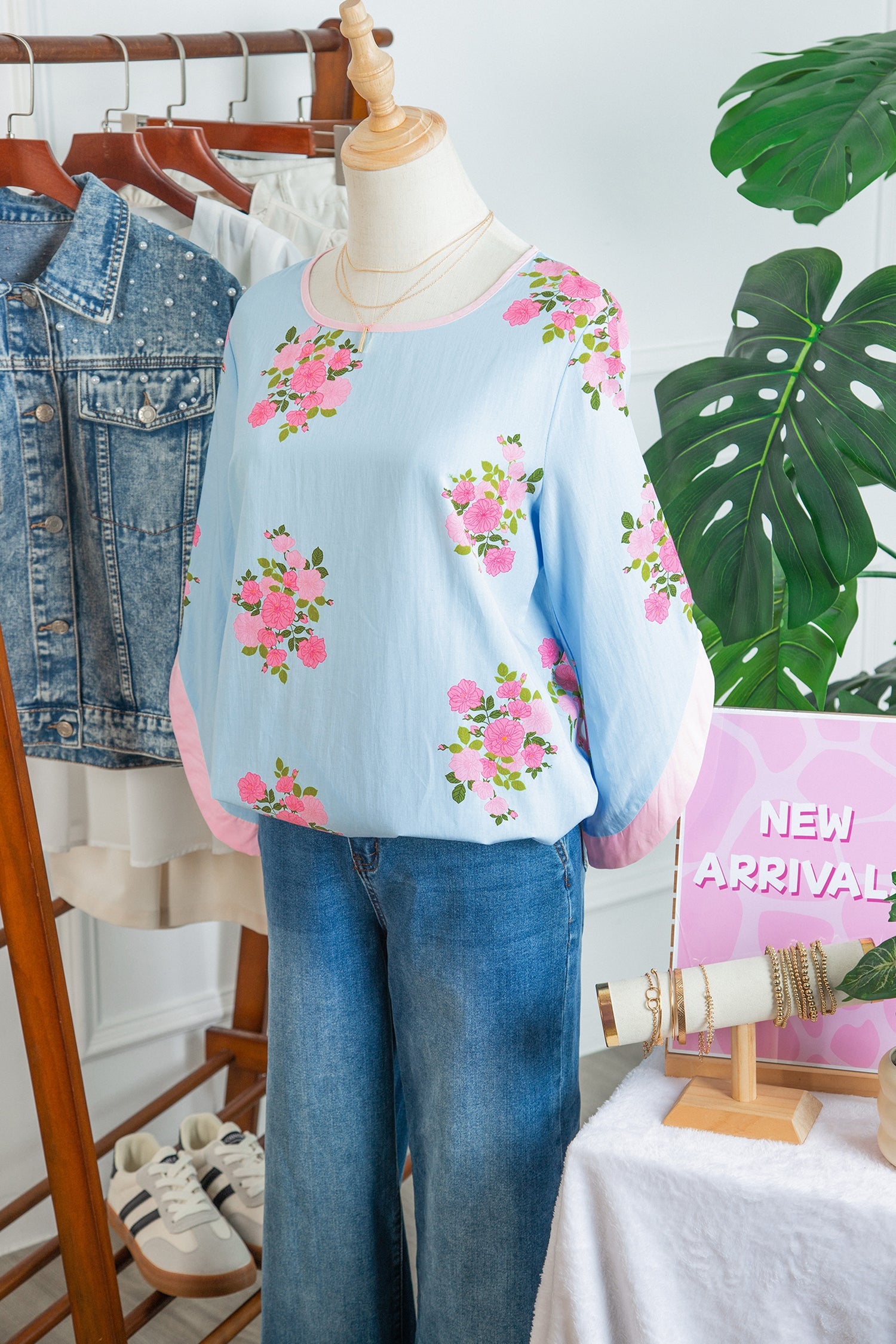 Floral Button Cuffed 3/4 Sleeve Round Neck Blouse